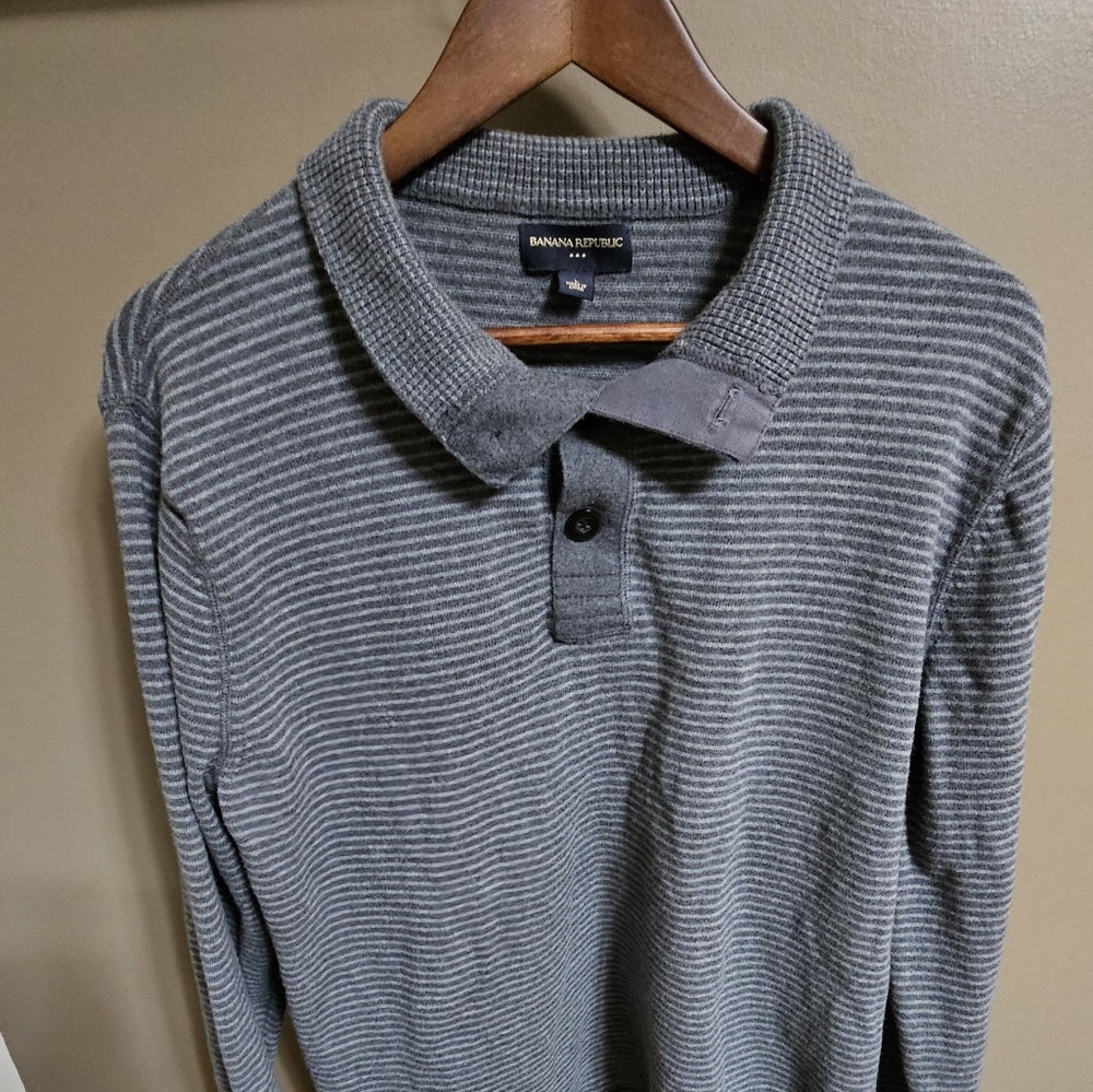 Banana Republic grey-stripped henley thermal. Size Large.